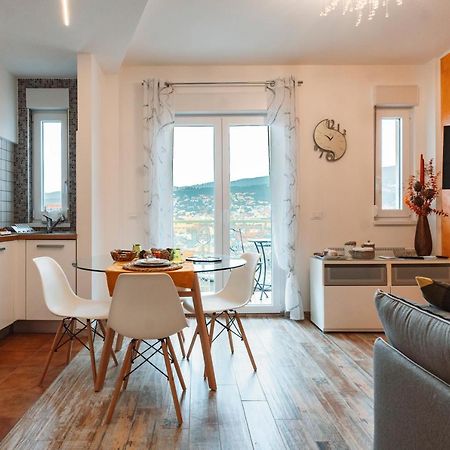 San Giusto Elegante Bilocale Con Balcone E Vista Apartment Trieste Bagian luar foto