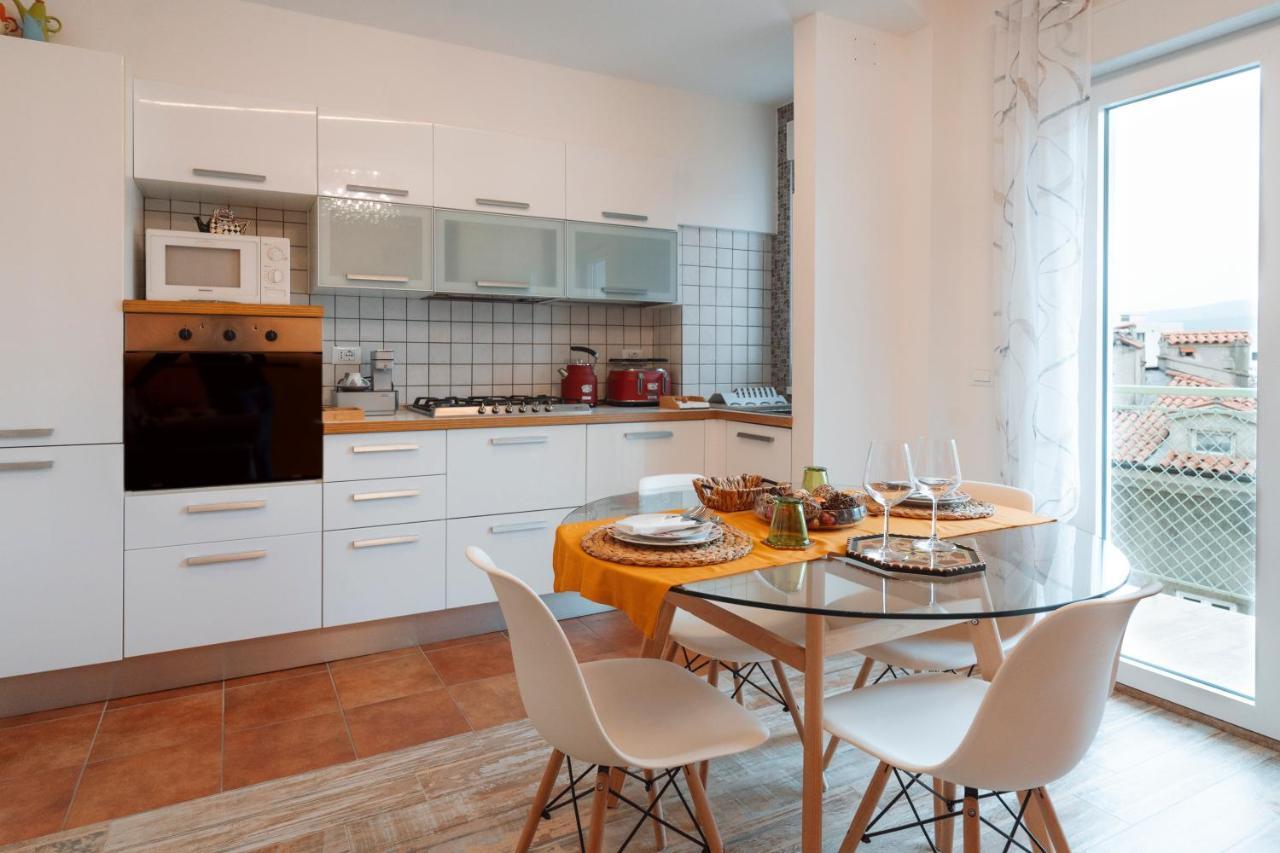 San Giusto Elegante Bilocale Con Balcone E Vista Apartment Trieste Bagian luar foto