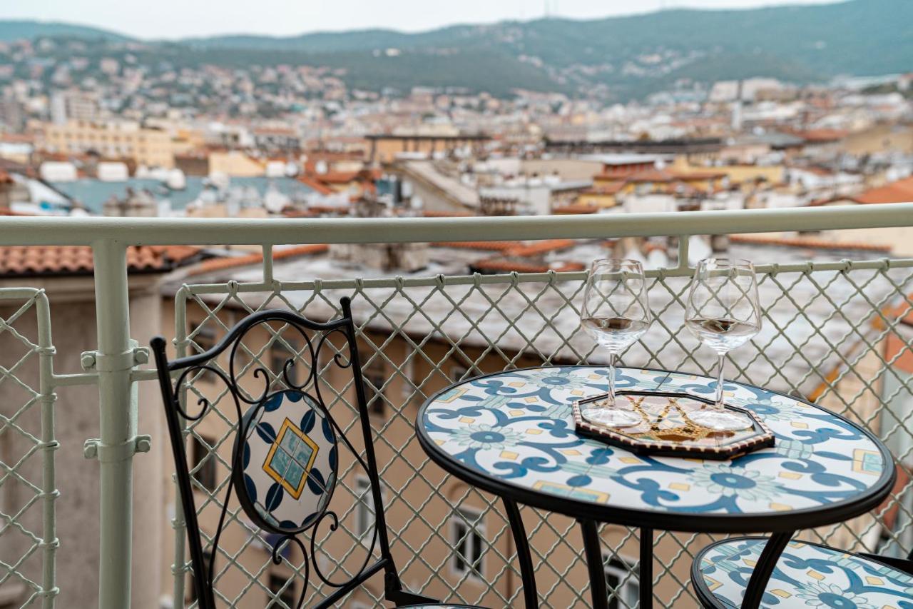 San Giusto Elegante Bilocale Con Balcone E Vista Apartment Trieste Bagian luar foto