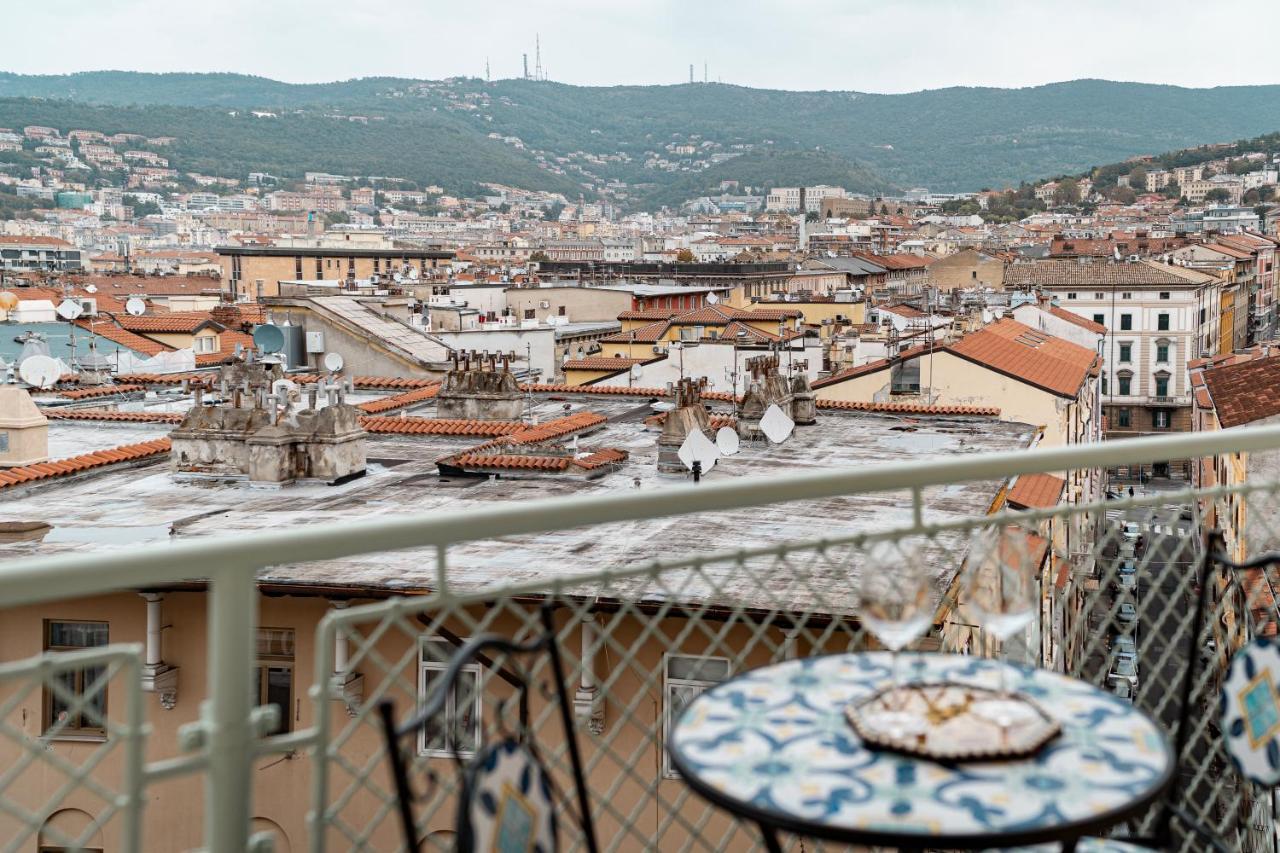 San Giusto Elegante Bilocale Con Balcone E Vista Apartment Trieste Bagian luar foto