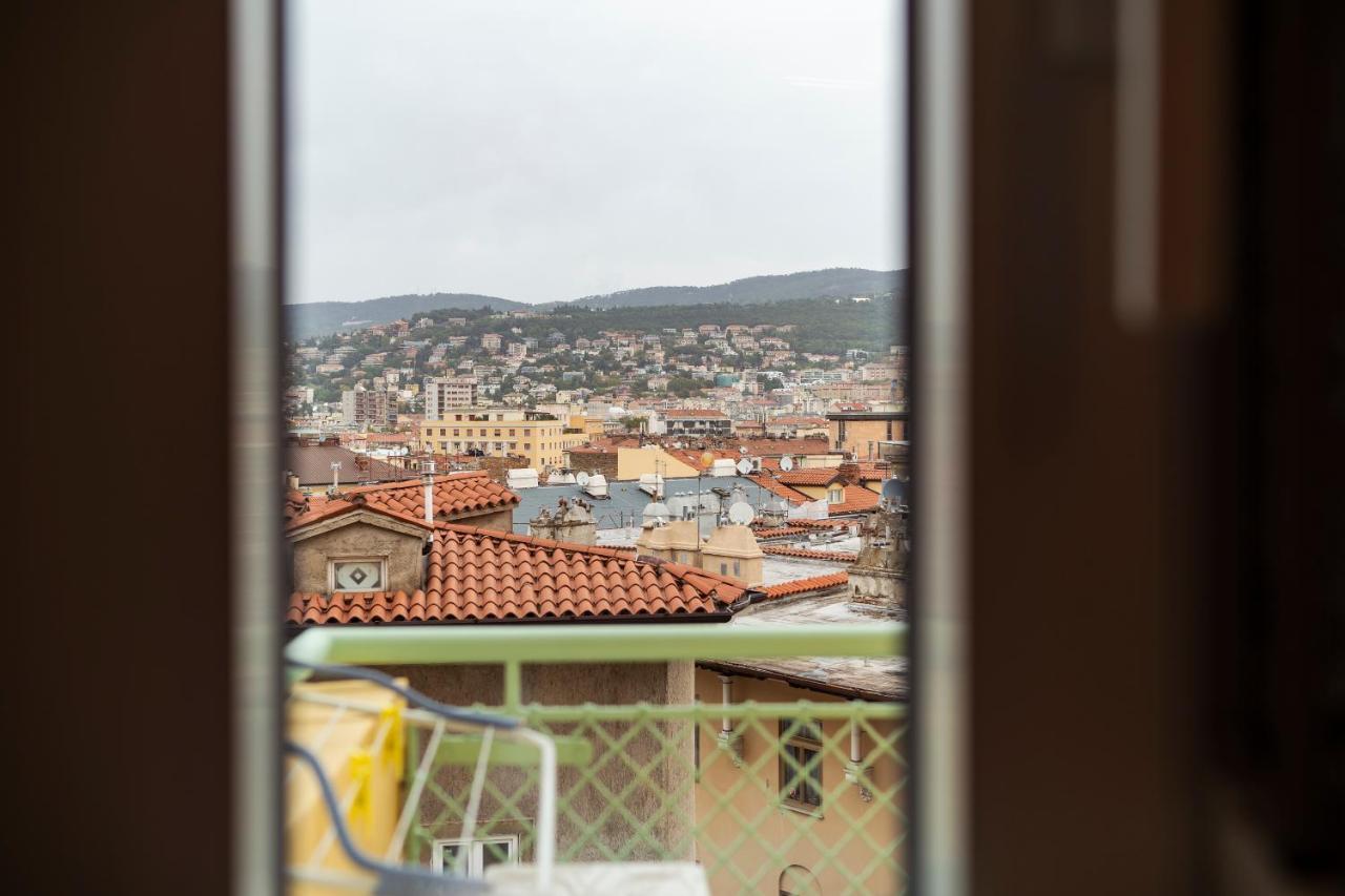 San Giusto Elegante Bilocale Con Balcone E Vista Apartment Trieste Bagian luar foto