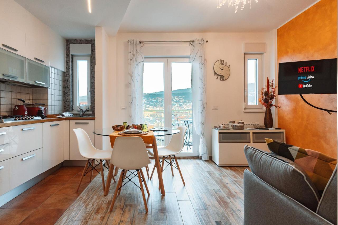 San Giusto Elegante Bilocale Con Balcone E Vista Apartment Trieste Bagian luar foto