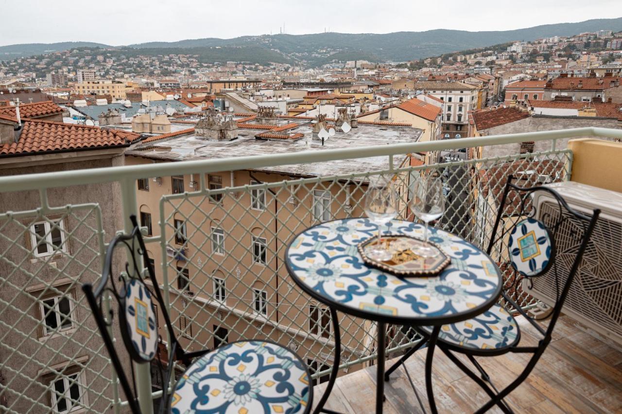 San Giusto Elegante Bilocale Con Balcone E Vista Apartment Trieste Bagian luar foto